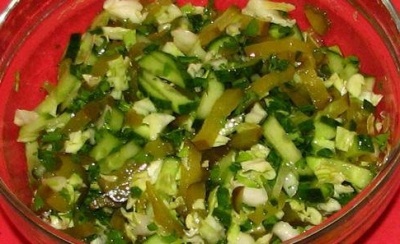 Простой салат с солеными огурцами