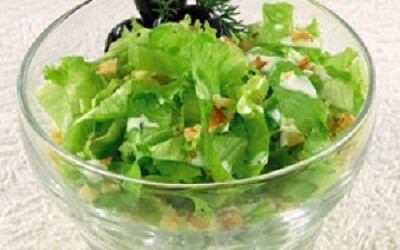 Салат из листьев салата и чеснока