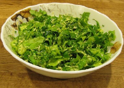 Салат из листьев салата с соусом
