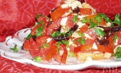 Салат с помидорами и сыром