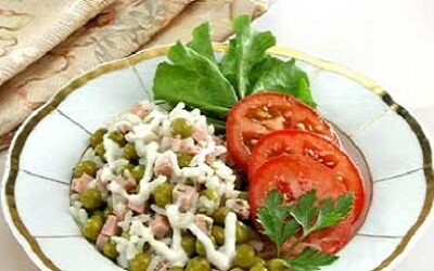 Салат с ветчиной и зеленым горошком