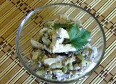 Салат с грибами и солеными огурцами