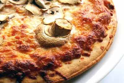 Пицца вкусная с грибами