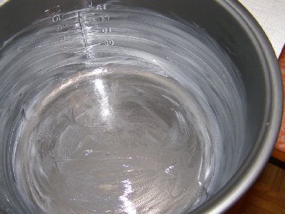 Чашу(кастрюлю) мультиварки смазываем сливочным маслом